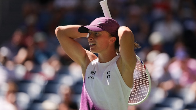 Iga Swiatek struggled against Zheng (Courtesy: AFP) Iga Swiatek, Qinwen Zheng
