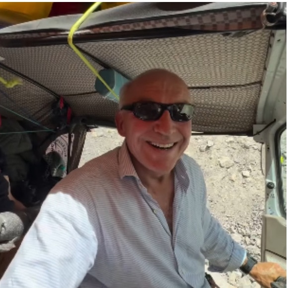Indian man's surprise meeting with 2 British tourists riding an auto in Spiti