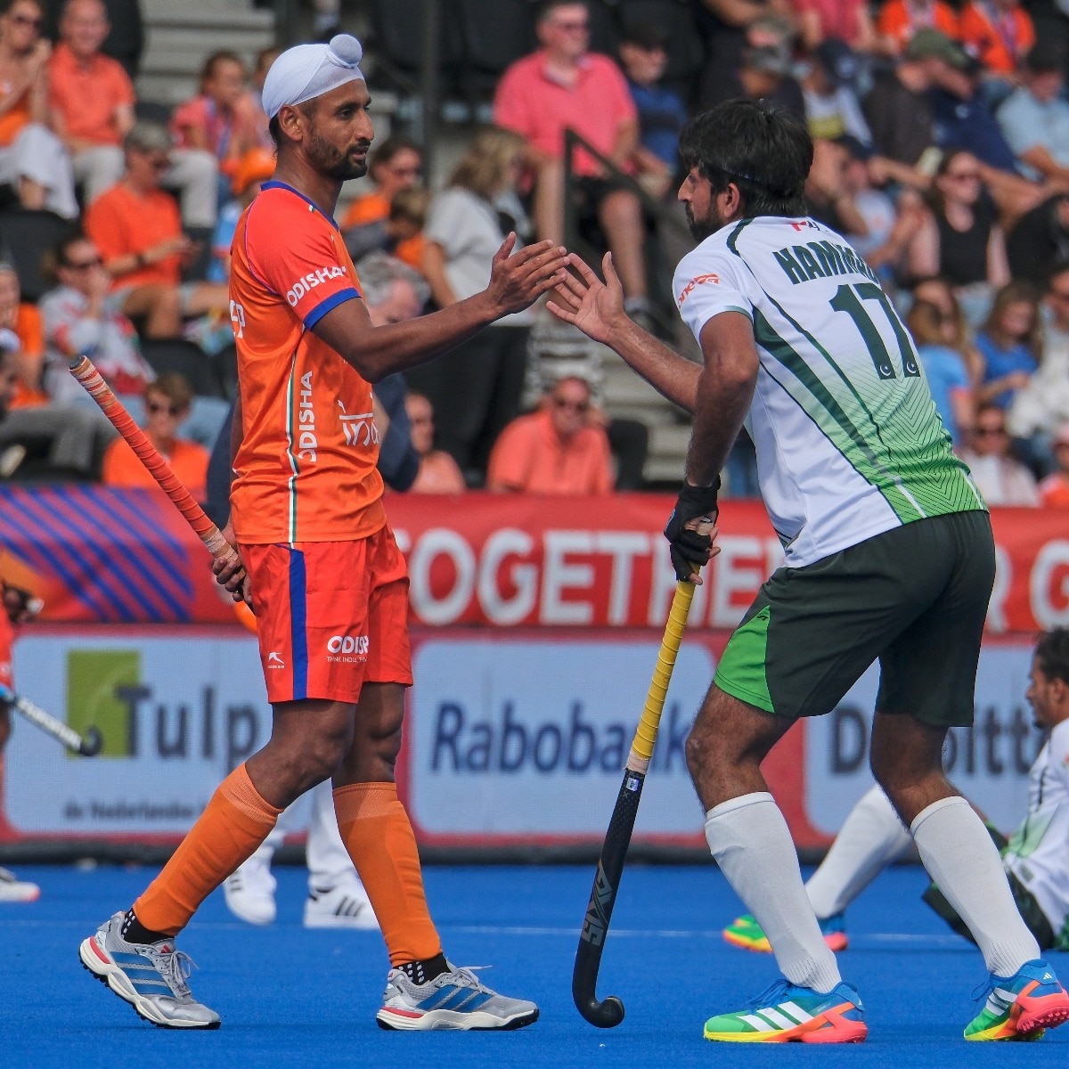   India's Mandeep Singh, left, and Pakistan's Muhammad Hammadudin shake hands after the World Cup Field Hockey pool D match between India and Pakistan in Amstelveen