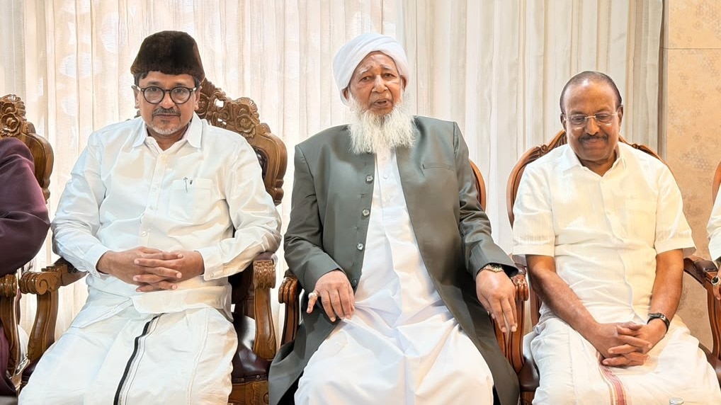 IUML state president Panakkad Sadiq Ali Shihab Thangal and Minister PK Kunhalikutty (right) with Kanthapuram AP Aboobacker Musliar (centre). IUML state president Panakkad Sadiq Ali Shihab Thangal and Minister PK Kunhalikutty (right) with Kanthapuram AP Aboobacker Musliar (centre).