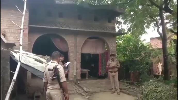 Cops at the crime scene after Jaunpur man killed his mother and sister. (Screengrab) Cops at the crime scene after Jaunpur man killed his mother and sister. (Screengrab)