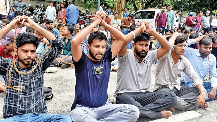 JOB HUNTED: Govt employees in protest after recruitment cancelled, Ranchi, Aug. 20. (Photo: Somnath Sen)