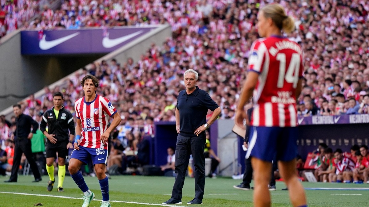 Mourinho blasts refs after Atletico loss, produces 'evidence' of two red cards