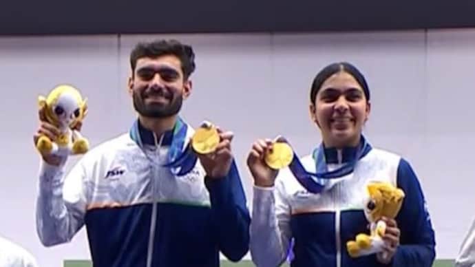 Kamaljeet and Suruchi SIngh won Gold in mixed team 10m air pistol event (Screengrab from SonyLiv) Kamaljeet and Suruchi Singh,Asian Games, Shooting