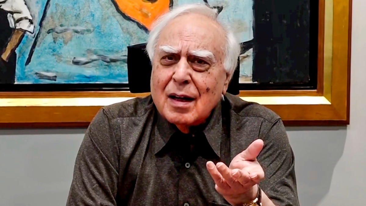 Rajya Sabha MP Kapil Sibal said horse-trading was not a "passing political scandal", but a "constitutional crisis". (Photo: PTI/File) कपिल सिब्बल की टिप्पणी पर राजनीतिक घमासान मच गया है (Photo: PTI)