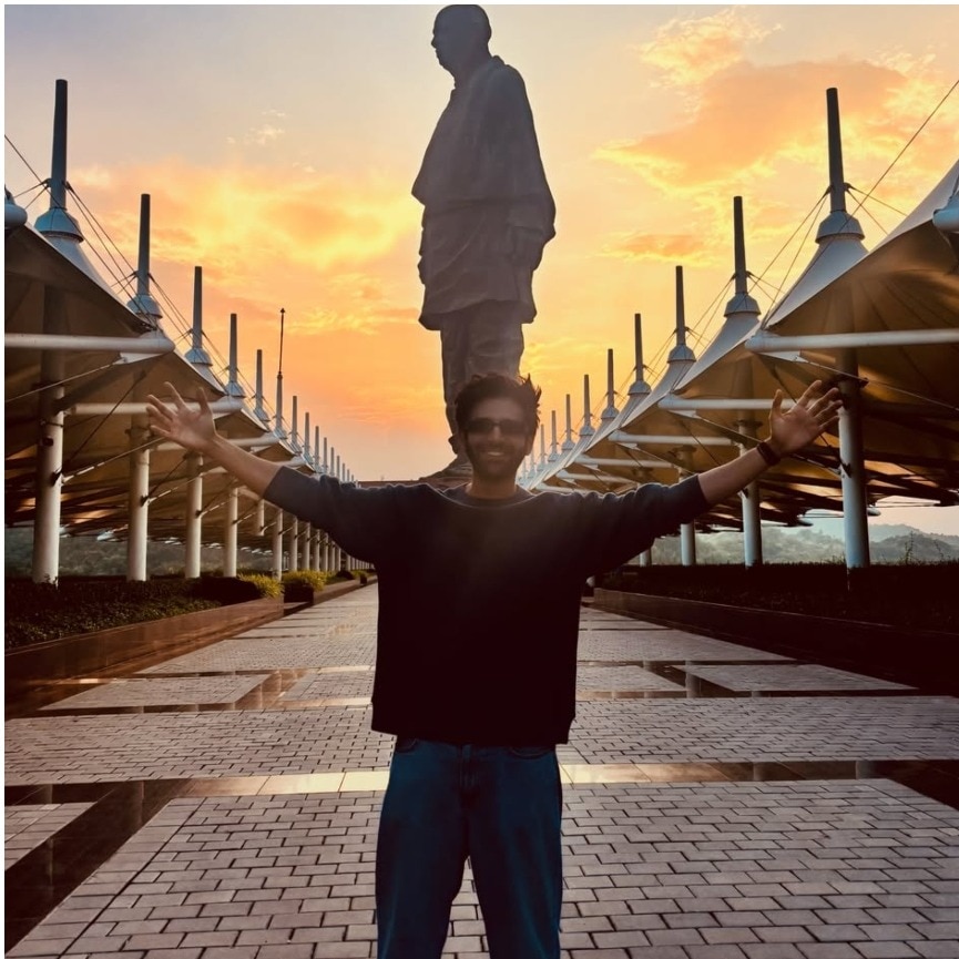Kartik Aaryan visits Statue of Unity, enjoys theplas ahead of National Film Awards