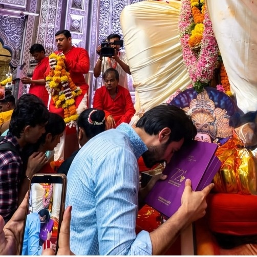 A grateful Kartik Aaryan lays his National Award at Bappa's feet at Lalbaugcha Raja