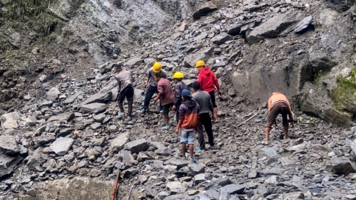 Man killed by falling boulders as Kedarnath route blocked by debris