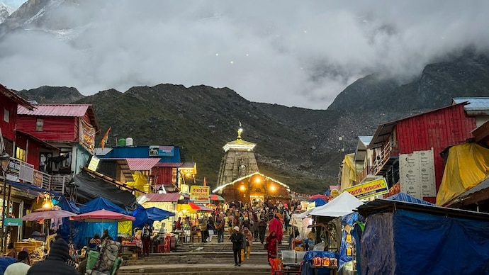 Devotees at the Kedarnath Jyotirlinga Temple. (File photo: PTI) Kedarnath temple
