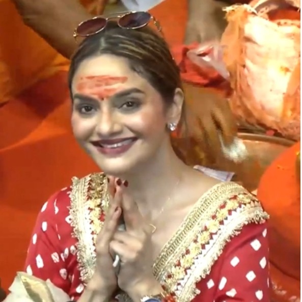 Madhoo Shah offers Rs 500 at Lalbaugcha Raja, viral video shows man hiding note