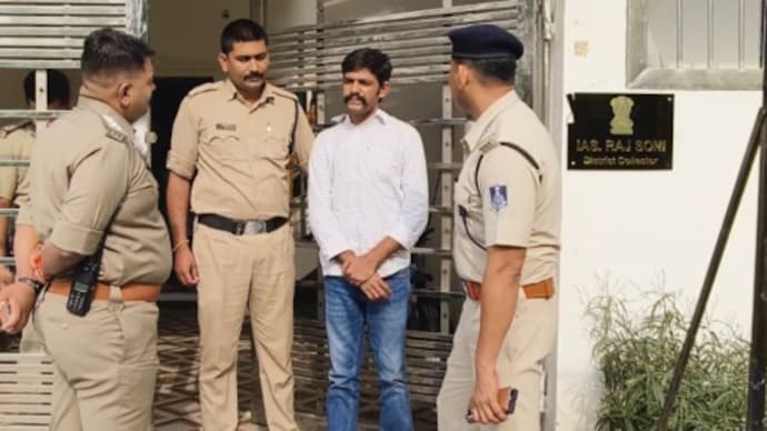 Man plays IAS officer to evade hotel bill, ruse falls apart after management's suspicion Man plays IAS officer to evade hotel bill, ruse falls apart after management's suspicion