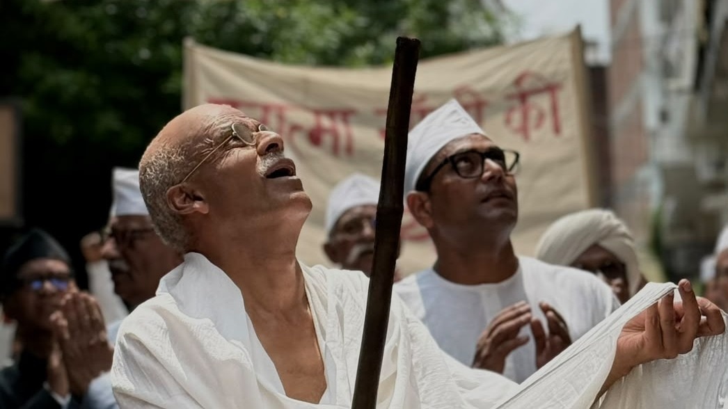 马诺吉·巴杰帕伊 (Manoj Bajpayee) 在苏迪尔·米什拉 (Sudhir Mishra) 的下一部作品中看起来简直认不出是圣雄甘地 (Mahatma Gandhi)。