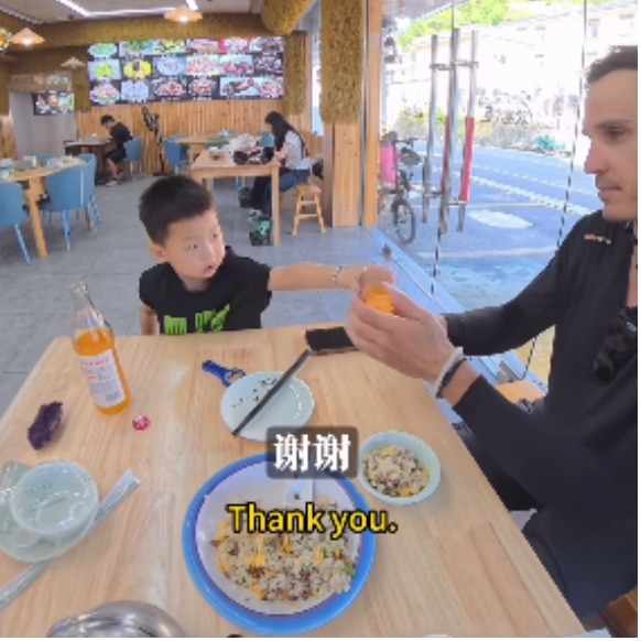 Man's adorable run-in with 5-year-old 'restaurant host' in China goes beyond a meal
