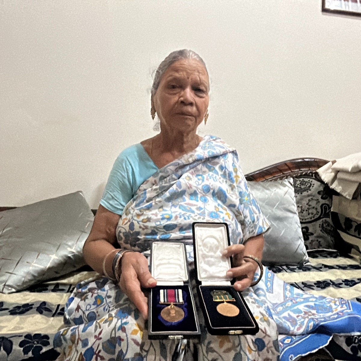 Martyr Vivek Saxena's mother with the Shaurya Chakra. (Photo: India Today)