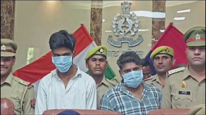 Meerut police have arrested two men accused of posing as bank employees to cheat credit card holders. Meerut