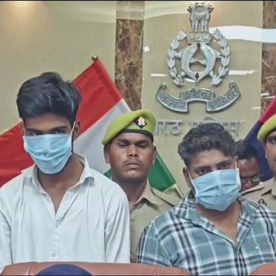 2 men pose as bank staff, dupe people across several states with credit card offers