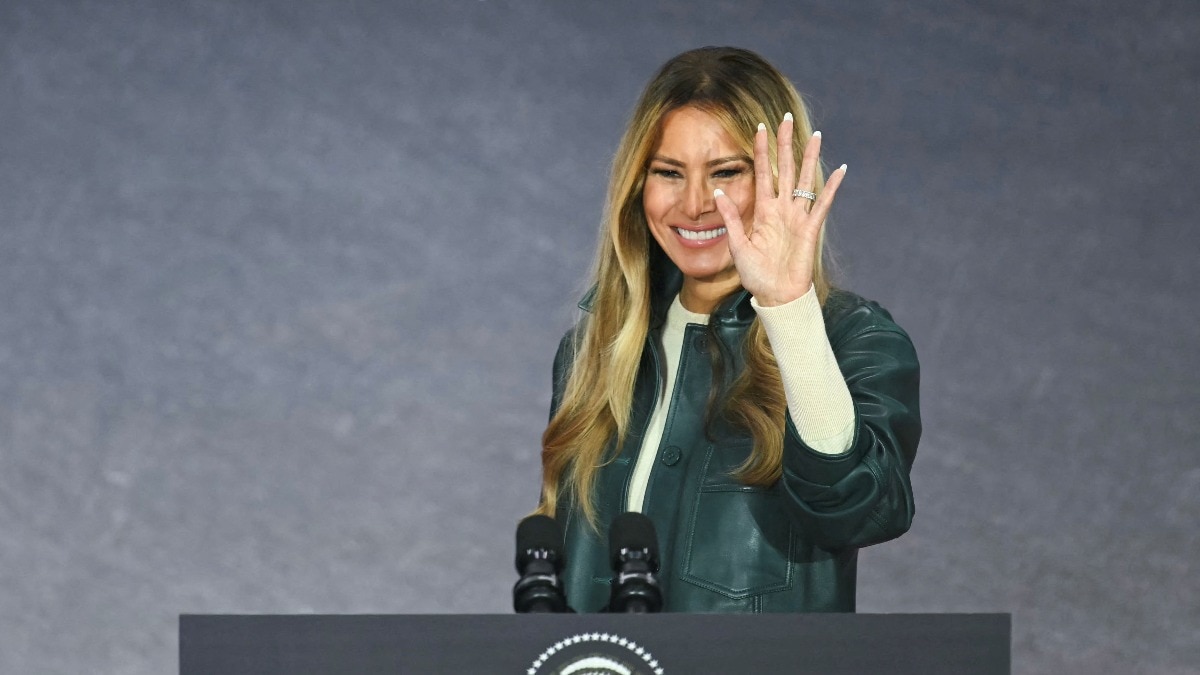 US First Lady Melania Trump waves at students at Mountain View Elementary School in Jefferson, North Carolina on September 15. (Photo: Reuters)
