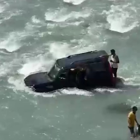 Men drive SUV into fast-flowing river in J&K to film reel, get stuck in strong current