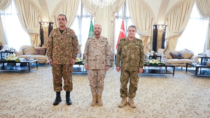 Defence chiefs of Pakistan, Saudi Arabia, Turkey review regional security threats ( Photo- Reuters)
