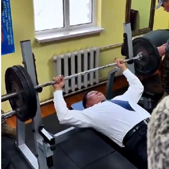 Mongolia President lifts 100 kg in shirt and tie, completes 20 bench-press reps