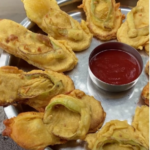 Picky kids refuse lauki, mother turns vegetable into crispy chappal-shaped pakodas