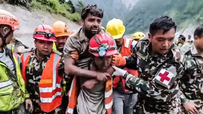 දින 9ක් උමඟක සිරවී නොමැරී සිටි නේපාල කම්කරුවන් දෙදෙනා: ට්රිෂුලි උමඟේ අදහාගත නොහැකි බේරාගැනීමේ කතාව කියවන්න!