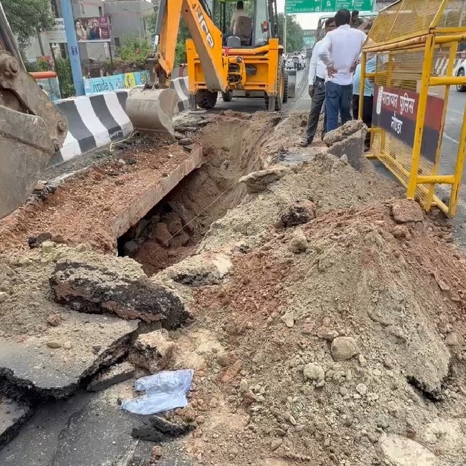 Noida's busy Elevated Road caves in, 20-foot giant crater triggers safety alarm