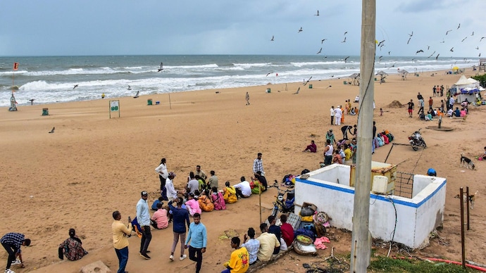 Odisha on high alert as deep depression over Bay of Bengal nears coast. (Representative image) The IMD issued an orange alert for thunderstorms accompanied by lightning and gusty winds in 15 Odisha districts over the next 24 hours. (File photo/ Representative)