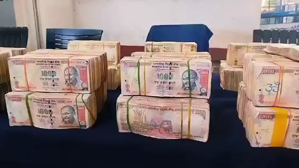 Cops intercept suspicious car, find Rs 1.38 crore in demonetised currency