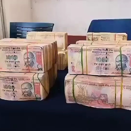 Cops intercept suspicious car, find Rs 1.38 crore in demonetised currency