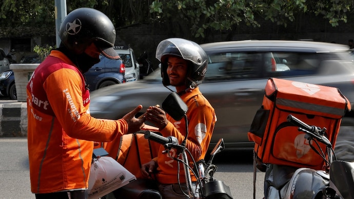 Officials argue that the use of private vehicles for commercial operations puts operators who follow the prescribed rules at a disadvantage. (File photo: Reuters) Online deliveries