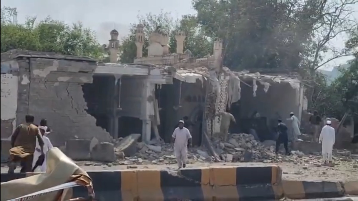 15 killed after explosives-laden vehicle rams gate of Old Police Lines in Pakistan