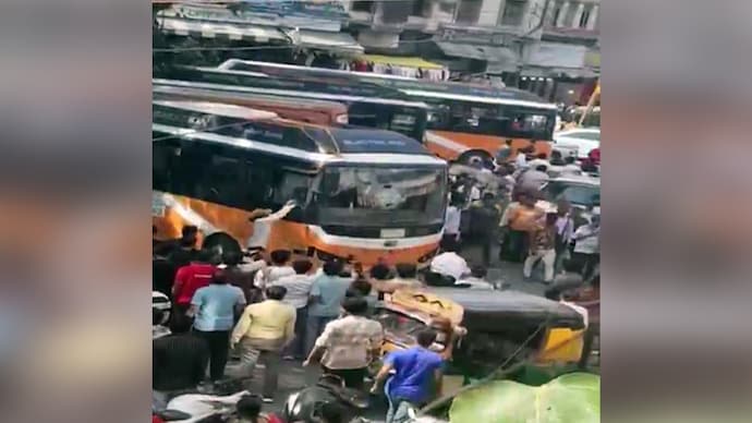 Parked bus goes out of control, runs over autorickshaw in Indore (Screen grab: ITG)