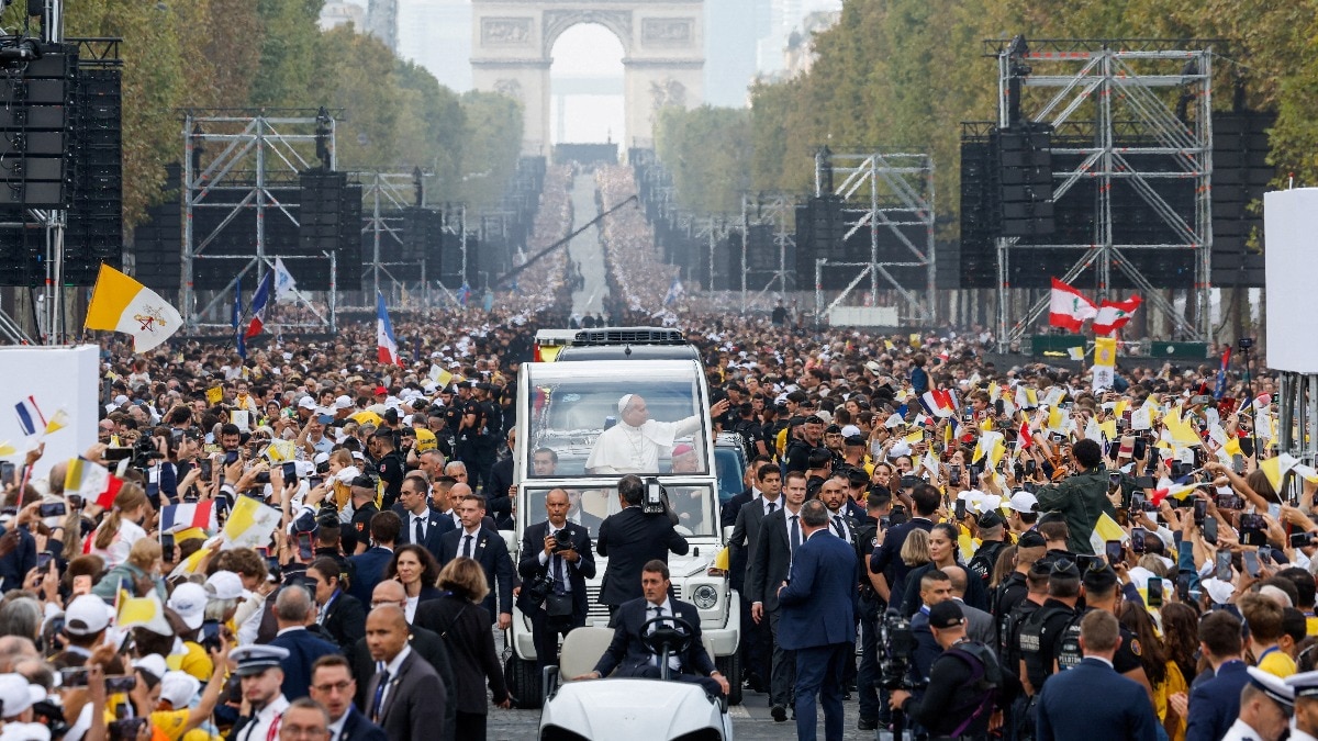 Pope Leo waves from the popemobile on his way to the Place de la Concorde to celebrate an open-air Mass, during his four-day apostolic journey to France, in Paris, France. (Photo- Reuters)