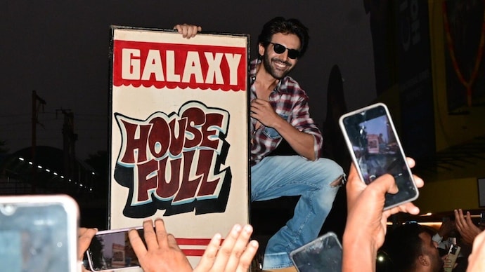 Kartik Aaryan celebrated Bhool Bhulaiyaa 3 success at Gaiety Galaxy. (Photo: Yogen Shah) Proud Kartik Aaryan carries housefull board, visits Mumbai theatre to meet fans