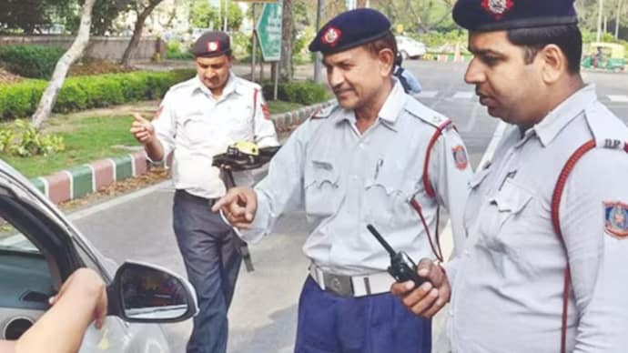 Hiding your vehicle number plate to avoid traffic cameras can lead to a challan in Delhi. Know what the Delhi Traffic Police says about the rule. (Representational Photo: ITG) लोनावला जा रहे परिवार की शिकायत के बाद हाईवे स्टेट पुलिस के कर्मी जांच के घेरे में (Representational Photo: ITG)