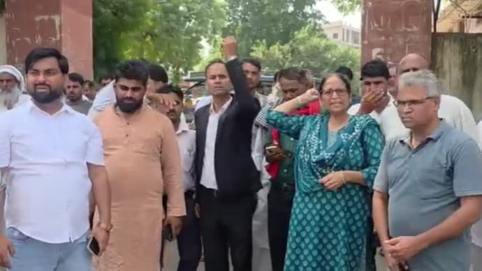 People protest outside hospital in Alwar after the death of a man in a stone attack. (Source: ITG)