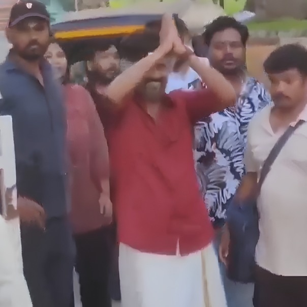 Rajinikanth takes auto to Dharman sets in Mysuru, greets fans in viral moment