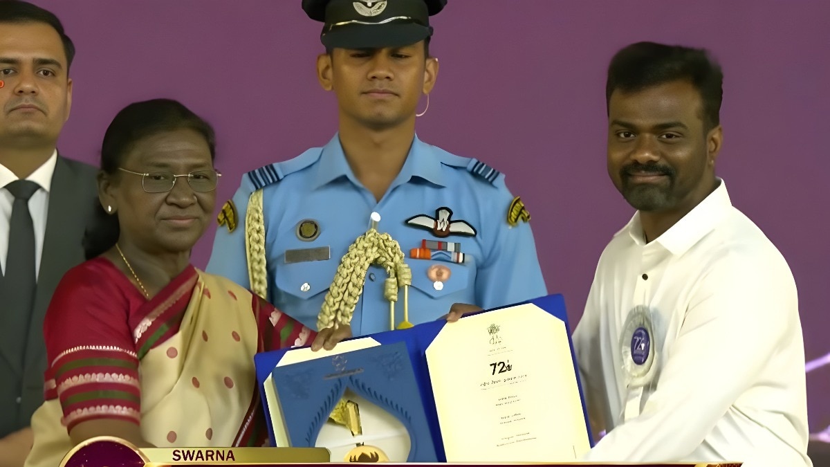 President Murmu presents Best Director Award to Rajkumar Periasamy for Amaran