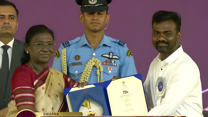 72nd National Film Awards: 72वें नेशनल फिल्म अवॉर्ड्स में छाए कार्तिक-यामी, ममूटी से लेकर संजय मिश्रा तक को मिला सम्मान 9 rajkumar periasamy honoured with best director national award for amaran 220723942