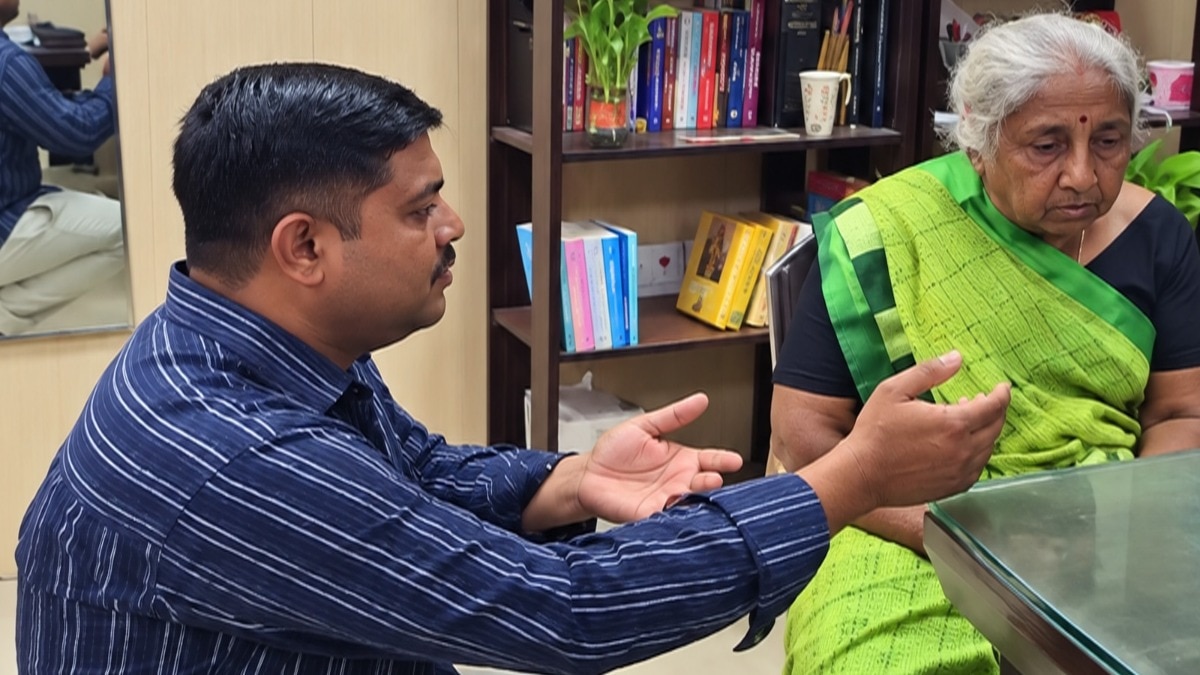 Ratan Ben and her son in Hazratganj Police station