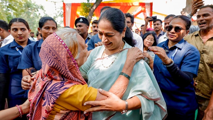 Delhi Chief Minister Rekha Gupta embraces an elderly woman while inaugurating a free Mega Health Check-up Camp under the 'Seva Sankalp Abhiyan' at the Ayurvedic Hospital in Haiderpur. (@CMODelhi/X via PTI Photo) Rekha Gupta