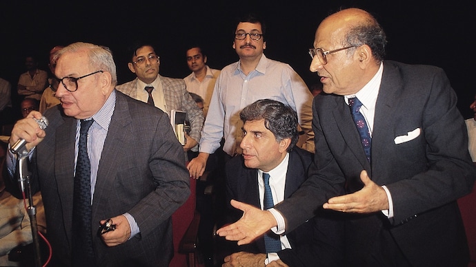 Russi Mody (L) and Ratan Tata (centre) during a meeting amid one of the most dramatic power struggles in the history of the Tata Group. (Image: India Today Group) Russi Mody (left) and Ratan Tata (centre) during one of the most dramatic power struggles in the history of the Tata Group. (Image: India Today Group)
