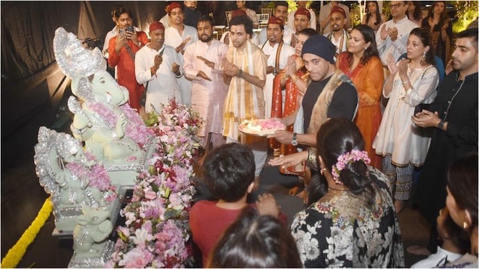 Salman Khan goes anti-clockwise at aarti, Arpita spots the error (Photo: Yogen Shah) Salman Khan laughs, performs aarti at Khan family’s Ganpati visarja