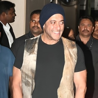 Salman Khan does aarti anti-clockwise at Sohail's Ganpati visarjan, Arpita steps in