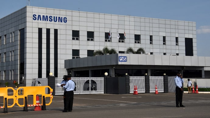 Layoffs affect multiple levels including directors and managers. (Photo: REUTERS)