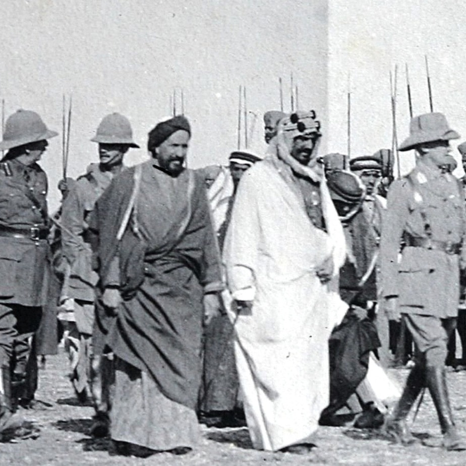 Saudi Arabia's future founder Abdulaziz Ibn Saud with Sheikh Khaz'al, Emir of Arabistan, during a visit to British troops in Basra in 1917. (Photo: Wikimedia Commons/Public Domain)