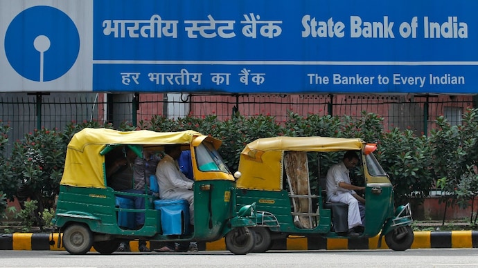 FY2019-20 saw highest write-off of Rs 46,348 crore with Rs 4,548 crore recovery. (Photo: REUTERS/Anindito Mukherjee)