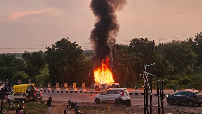 Gujarat highway horror: Scorpio rams into pilgrims, mob sets car on fire (Photo: ITG)