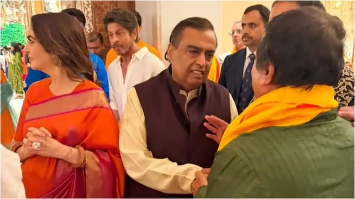 Shah Rukh skips the paps, quietly joins Ambani Ganesh Chaturthi bash (Photo: Instagram/Team Shah Rukh Khan) Shah Rukh skips the paps, quietly joins Ambani Ganesh Chaturthi bash